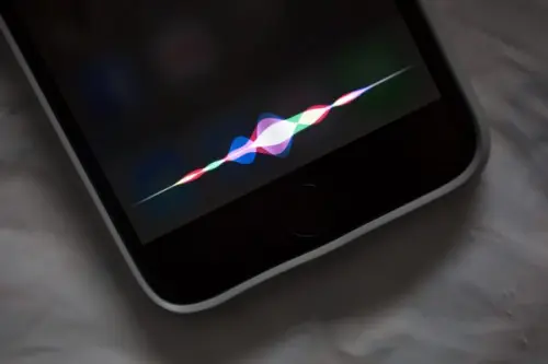 iOS, da oggi Siri potrà leggere i messaggi WhatsApp